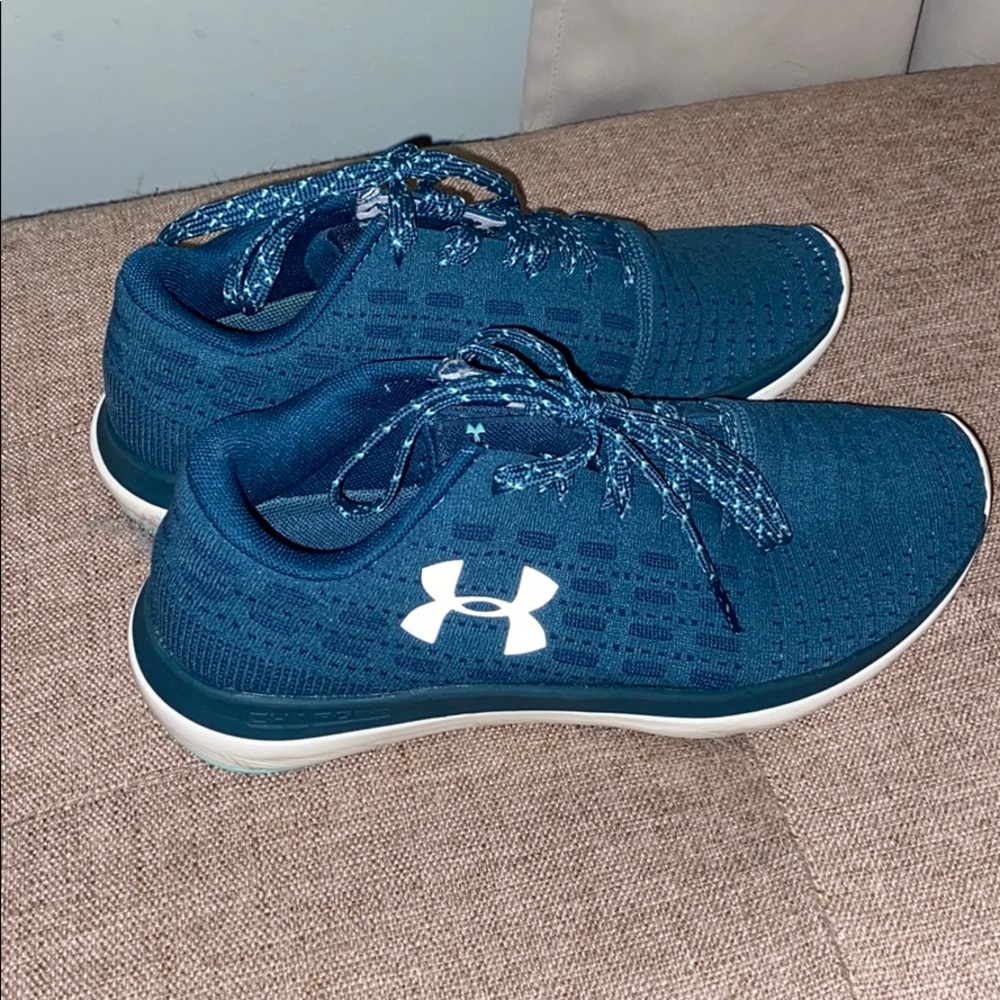 Women’s Teal Under Armour shoes. Like New!